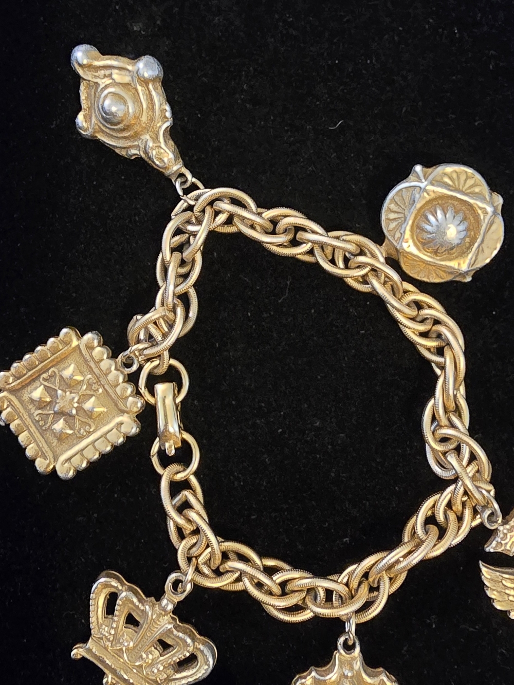 Vintage Coro heraldic charm 1950 To 1960 - Picture 3 of 5